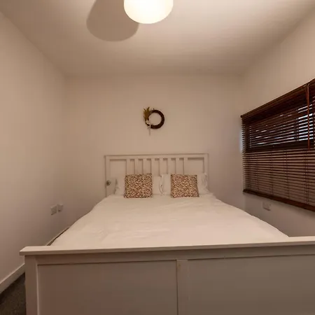 Muirhouse 2br With Free Parking