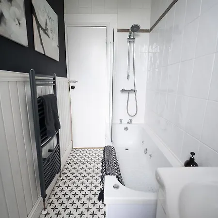 Апартаменты Traditional Close To Centre & Hampden Глазго