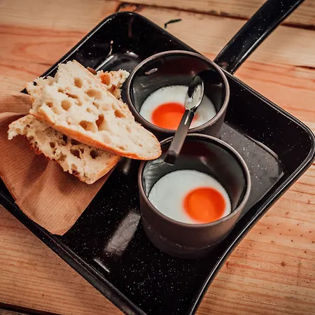 Radisson Red Hotel, Hotel