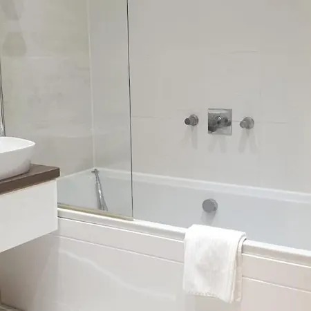 Oatlands Oasis-free Parking-2 Minutes From M74 Holiday home *