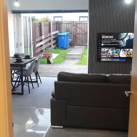 Oatlands Oasis-free Parking-2 Minutes From M74 *