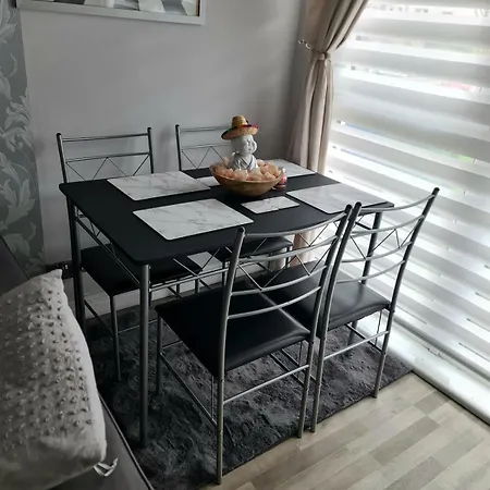 2-bedroom Away From In Glasgows' East End With Free Parking * غلاسغو