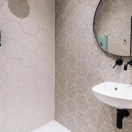 Апартаменты Fresh Stylish West End Flat *