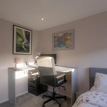 شقة 2-bedroom Away From In Glasgows' East End With Free Parking *