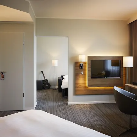 Moxy Merchant Hotel 3*