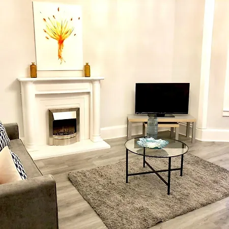 Byevo Almar - Close To And Airport - Perfect For Contractors Or Large Groups Glasgow