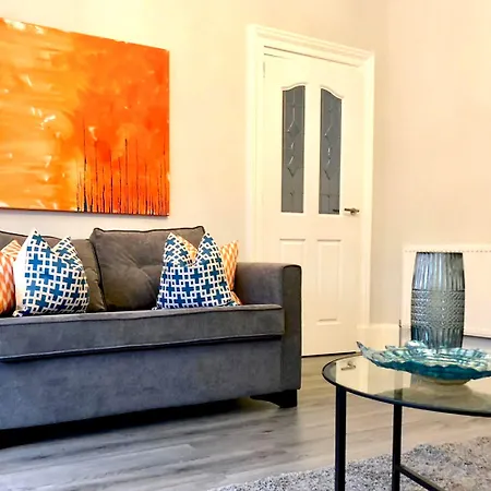 Byevo Almar - Close To And Airport - Perfect For Contractors Or Large Groups גלאזגו