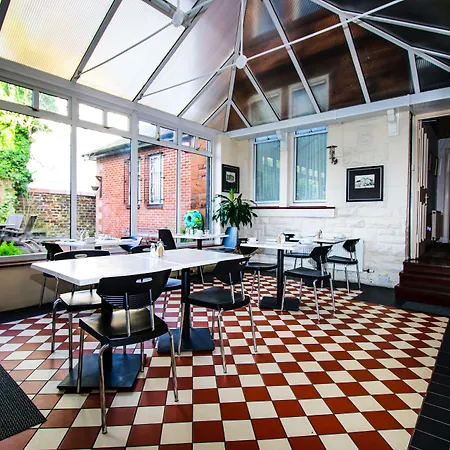 Glasgow Guest House Bed & Breakfast 3*