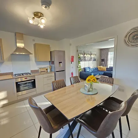 Entire Spacious 3-bed Family Home, Centre, Free Parking, Garden Lejlighed