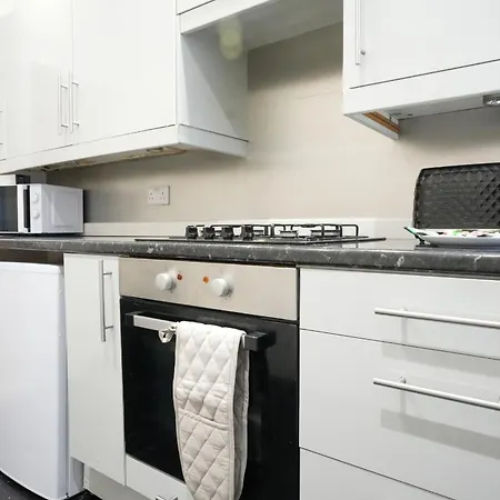 2 Bdr By Caledonia Luxe Short Lets & Serviced Holiday home Glasgow
