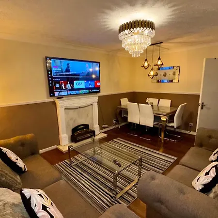 2 Bedroom - Sleeps 4 Free Parking Wifi شقة *