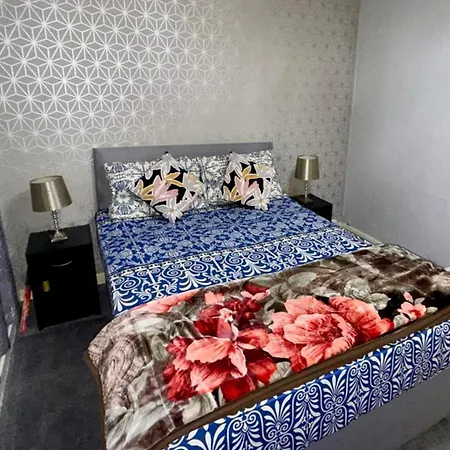 2 Bedroom - Sleeps 4 Free Parking Wifi *