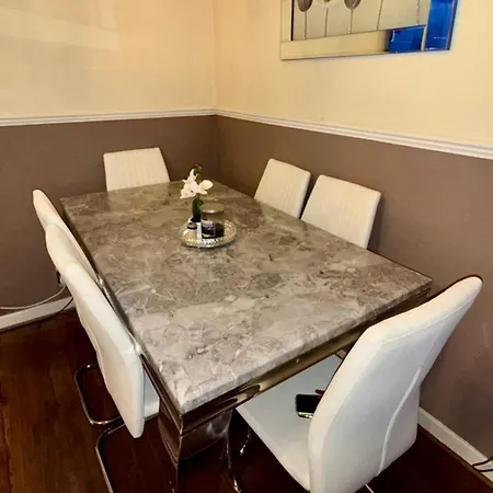 2 Bedroom - Sleeps 4 Free Parking Wifi شقة *