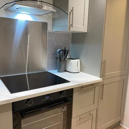 Modern In West End, Free Parking Apartamento