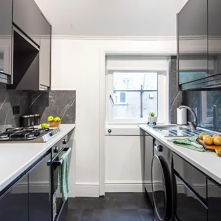 Cosy 3 Bed Flat In Kings Park * グラスゴー