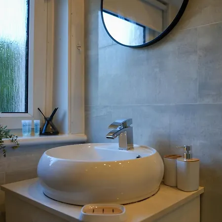 2 Bdr House At Caledonia Luxe Short Lets & Serviced * Glasgow