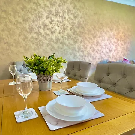 Stylish With Free Parking Near Town 公寓 *