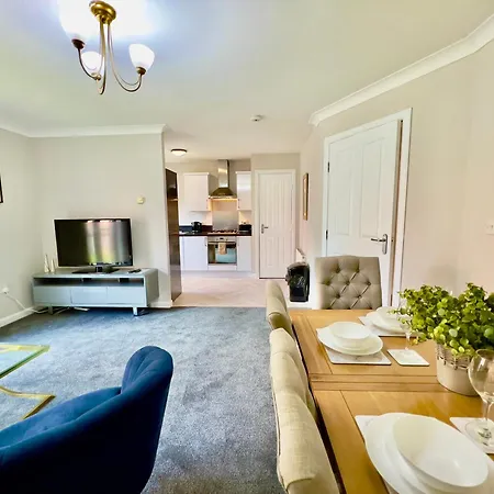 Stylish With Free Parking Near Town Lägenhet *