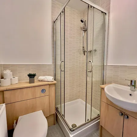 Stylish With Free Parking Near Town