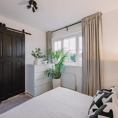 Emirates Aparthouse דירה