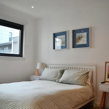 Private And Bathroom In Shared Flat With Parking Quarto em Acomodações Particulares