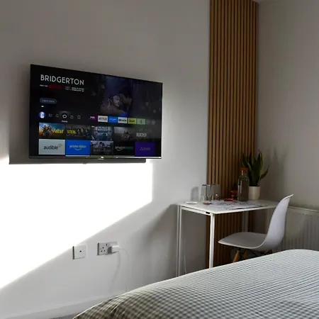 Private And Bathroom In Shared Flat With Parking *