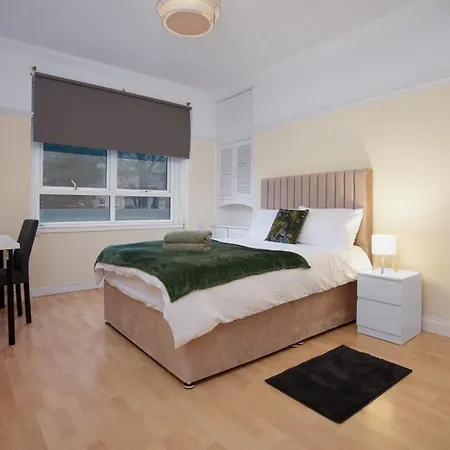 Group 3br Close To Hydro And Secc With Parking גלאזגו