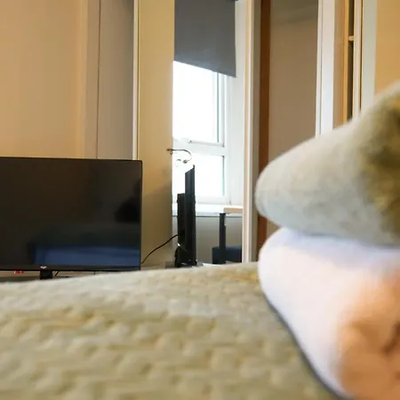 Group 3br Close To Hydro And Secc With Parking *