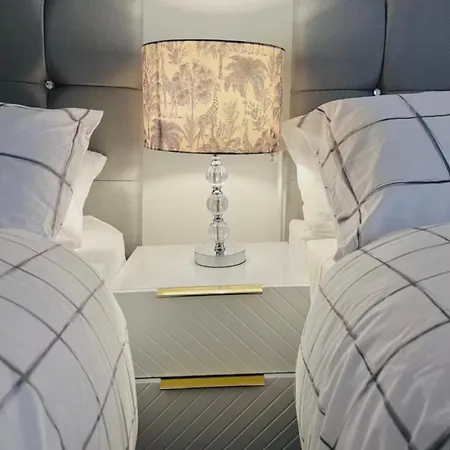 公寓 Centre G1 Penthouse With Riverviews - Duplex - 4 Bedrooms, 3 Bathrooms, Kitchen, 1 Living Room, 1 Dining Room, 2 Terraces, Parking, Floor, 2050 Sq Ft, Merchant