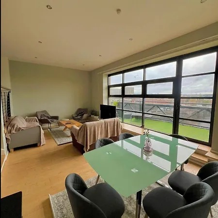 公寓 Centre G1 Penthouse With Riverviews - Duplex - 4 Bedrooms, 3 Bathrooms, Kitchen, 1 Living Room, 1 Dining Room, 2 Terraces, Parking, Floor, 2050 Sq Ft, Merchant
