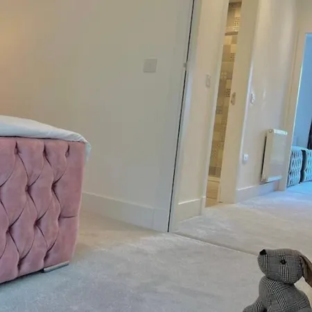 Casa vacanze Executive Triplex House, 3 Bedroom 3 Bathrooms 1 Living Kitchen - Huge Terrace For Master Bedroom - Private E Parking Lez Congestion Zone Free - Garden - 5 Mins Drive To Centre Station Glasgow