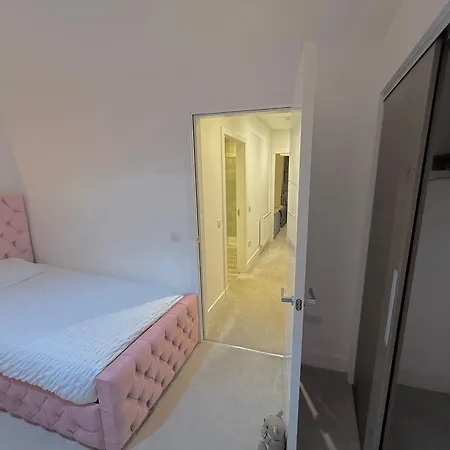 Executive Triplex House, 3 Bedroom 3 Bathrooms 1 Living Kitchen - Huge Terrace For Master Bedroom - Private E Parking Lez Congestion Zone Free - Garden - 5 Mins Drive To Centre Station Γλασκώβη