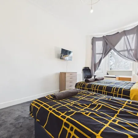 West End Traditional Flat With Free Parking Глазго