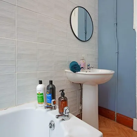 Family And Group 2br By Park Sleeps 7 Apartment Glasgow