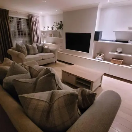 Stylish, Modern 3 Bedroom House, Free Parking X 2 *