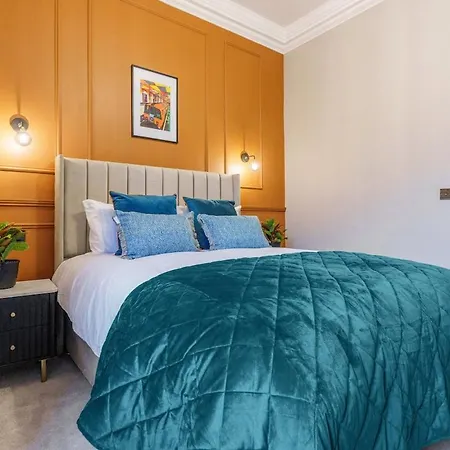 Spacious 5 Bedroom With 3 Bathrooms And Private Parking * Glasgow