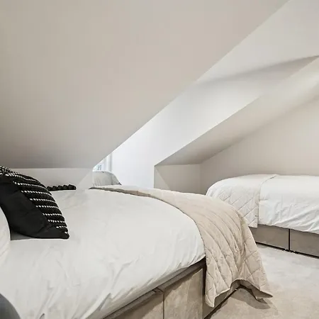 Дом отдыха Spacious 5 Bedroom With 3 Bathrooms And Private Parking *