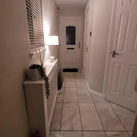 Stylish, Modern 3 Bedroom House, Free Parking X 2 * גלאזגו