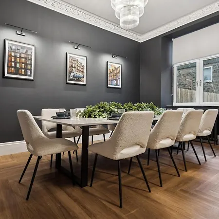 Дом отдыха Spacious 5 Bedroom With 3 Bathrooms And Private Parking