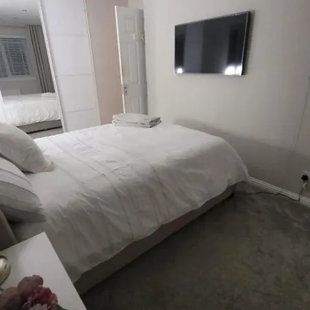 Stylish, Modern 3 Bedroom House, Free Parking X 2 펜션