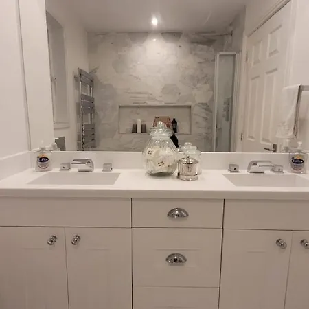 בית נופש Stylish, Modern 3 Bedroom House, Free Parking X 2 גלאזגו