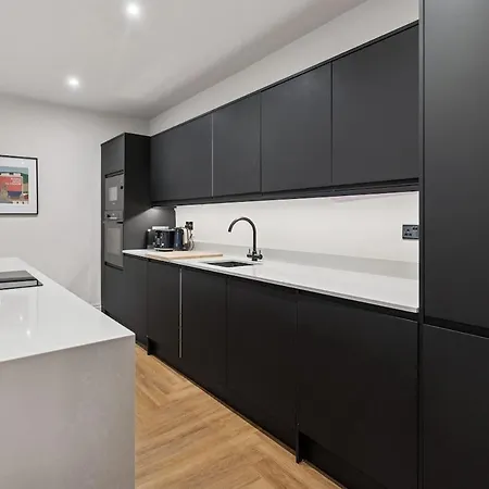 Spacious 5 Bedroom With 3 Bathrooms And Private Parking *
