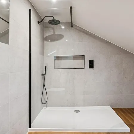 Spacious 5 Bedroom With 3 Bathrooms And Private Parking Глазго