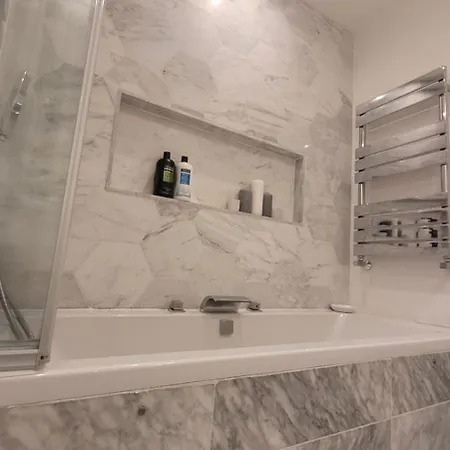 בית נופש Stylish, Modern 3 Bedroom House, Free Parking X 2 *