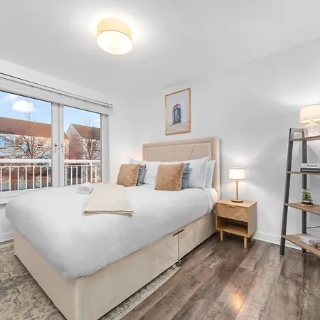 Urban Elegance - Spacious 5-bed In Vakantiehuis *