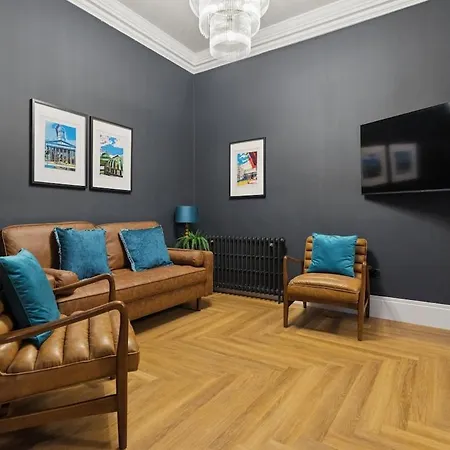 Spacious 5 Bedroom With 3 Bathrooms And Private Parking Дом отдыха *