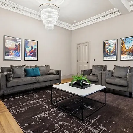 Spacious 5 Bedroom With 3 Bathrooms And Private Parking *