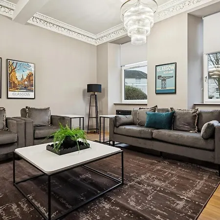 Дом отдыха Spacious 5 Bedroom With 3 Bathrooms And Private Parking