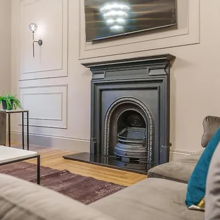 Дом отдыха Spacious 5 Bedroom With 3 Bathrooms And Private Parking *