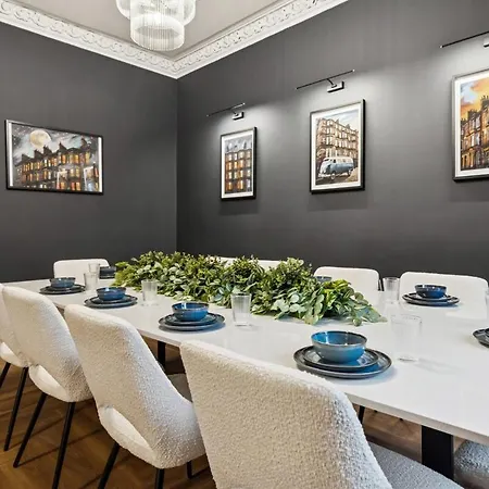 Spacious 5 Bedroom With 3 Bathrooms And Private Parking Дом отдыха *